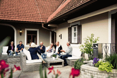 Gäste auf der Terrasse vom Weingut haben Spaß