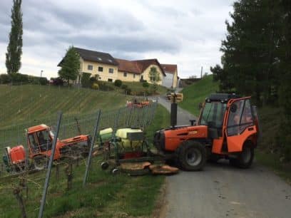 Traktoren im Weingarten